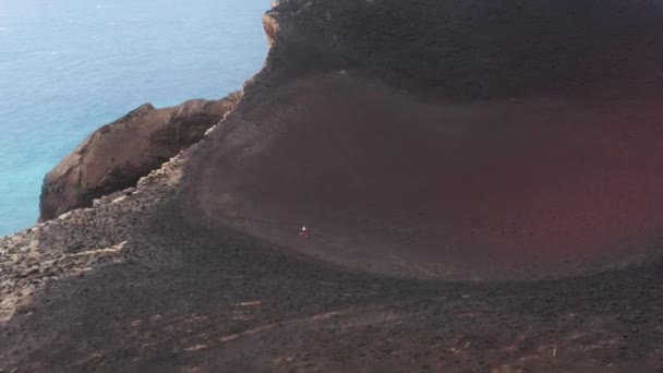 Sportiv alergând în craterul vulcanului Capelinhos, Insula Faial, Azore — Videoclip de stoc