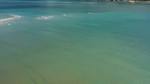 Vista aérea del mar poco profundo con aguas cristalinas azuladas — Vídeo de stock