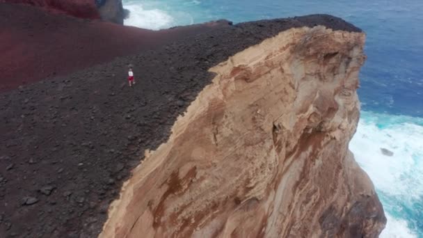 Homme randonnée au sommet du volcan Capelinhos, île Faial, Açores, Portugal — Video