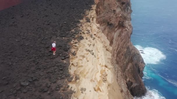 Plimbare turistică pe stânca vulcanului Capelinhos spălare prin oceanul atlantic turcoaz — Videoclip de stoc