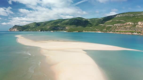 Hermosa isla rodeada de aguas cristalinas azules — Vídeo de stock