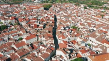 Ana meydandan aşağı inen dolambaçlı caddelerin hava görüntüleri.