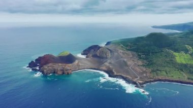 Capelinhos yanardağı olan yeşil ada Faial Adası, Azores