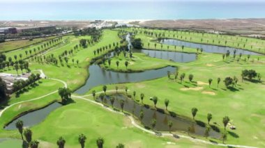 Albufeira, Portekiz. Sahil golf sahasının büyüleyici manzarası.