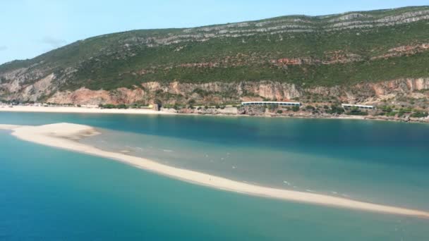 Αεροφωτογραφία ενός όμορφου θαλασσινού τοπίου με πράσινα βράχια — Αρχείο Βίντεο