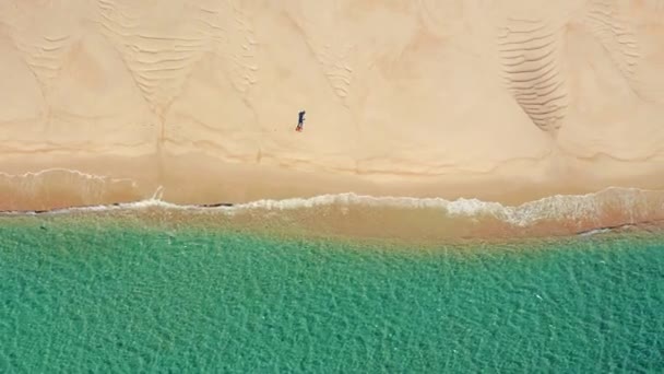 Dunas amarillentas que caen abruptamente en las tranquilas aguas — Vídeo de stock