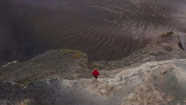 Reisende genießen den Vulkan Capelinhos im Atlantik, Insel Faial, Azoren, — Stockvideo