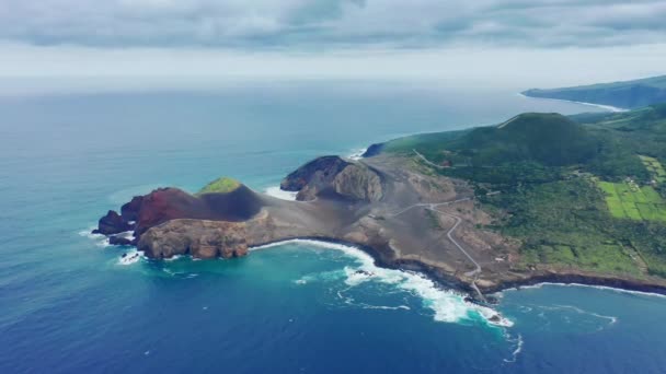 Pintoresca isla verde con Volcán Capelinhos en Isla Faial, Azores — Vídeo de stock