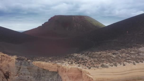 Mannelijke wandelaar wandelend over de weg van Capelinhos Vulkaan, Faial Island, Azoren, Portugal — Stockvideo