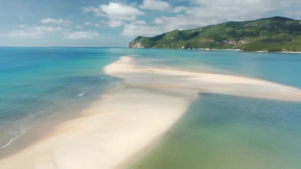 Vista aérea de la isla aislada dentro del Océano Atlántico — Vídeo de stock