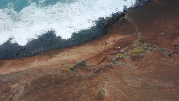 Людина йде по дорозі до океану на вулкані Капелінхос (Фейл - Айленд, Азорські острови). — стокове відео