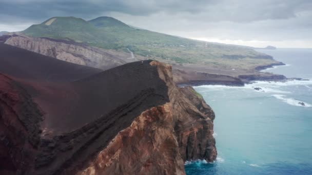 Man ser fantastiskt landskap på klippan av Capelinhos vulkan, Faial Island — Stockvideo