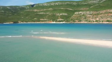 Okyanus sularına doğru koşan bir adamın görüntüsü.