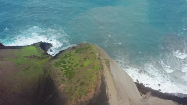 Havsvågor kraschar vid Capelinhos vulkan, Faial Island, Azorerna — Stockvideo