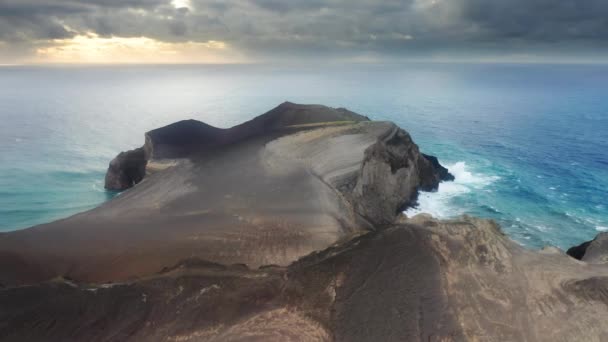 Uimitor vulcan Capelinhos la apus de soare Insula Faial, Azore, Portugalia, Europa — Videoclip de stoc