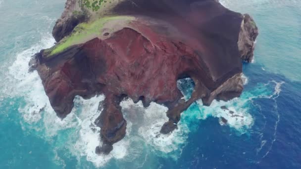 Vulcão dos Capelinhos rodeado por águas profundas do oceano, Ilha do Faial, Açores, Portugal — Vídeo de Stock