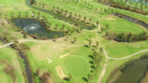 Albufeira, Portugal. Belos campos de golfe com lagos como visto do topo — Vídeo de Stock