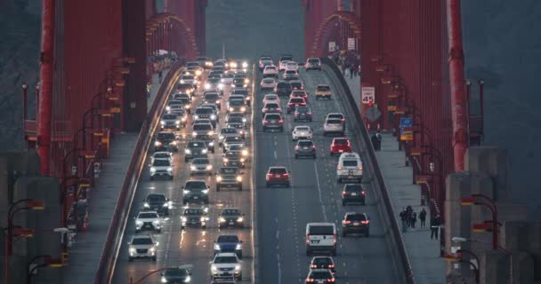 Goed zicht op het avondverkeer op Gold Gate Bridge. Slow motion stadsvervoer — Stockvideo