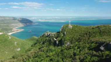 Serra da Arrabidas tepelerinde muazzam beton haçlar var.