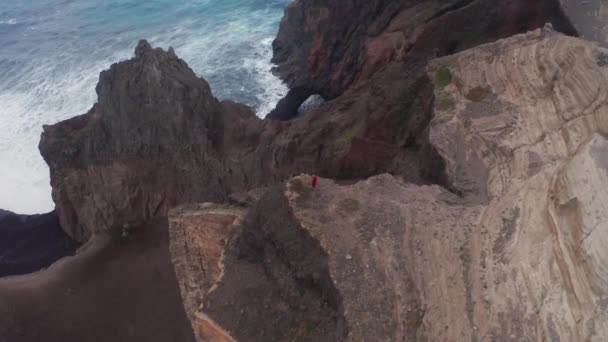 Männlicher Tourist steht auf einer Klippe auf der Insel Faial, Azoren, Portugal, Europa — Stockvideo