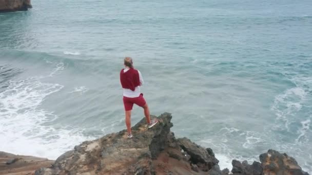 Homem em pé no penhasco no oceano atlântico no vulcão Capelinhos, Ilha do Faial — Vídeo de Stock