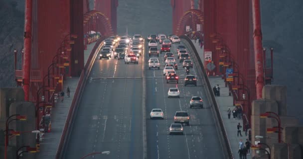 O carro da polícia com luzes piscando está fechando pistas na ponte Golden Gate, 4K — Vídeo de Stock