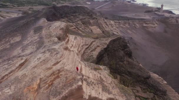 Sportovní muž běžící na kopcích Faial Islandu, Azory, Portugalsko, Evropa — Stock video