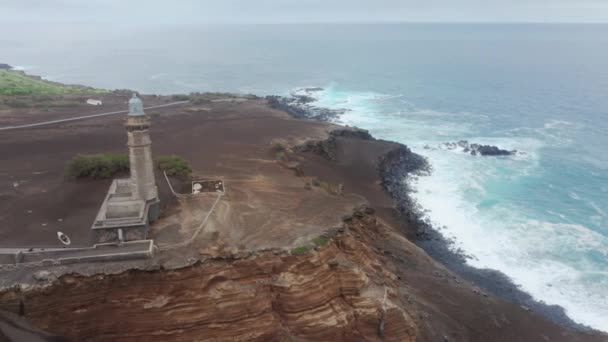 Drone voando no Farol da Ponta dos Capelinhos, Ilha do Faial, Açores — Vídeo de Stock