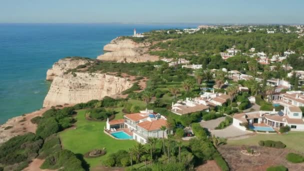 Albufeira, Portugal. Luchtfoto van rotsachtige kliffen gewassen met de oceaan — Stockvideo