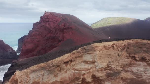 カペリーノス火山を探索する男性旅行者,フェアル島,アゾレス諸島,ポルトガル — ストック動画
