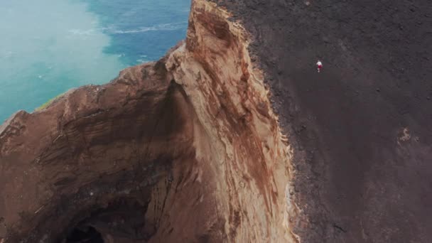 Touristen erkunden die Natur des Vulkans Capelinhos, Insel Faial, Azoren, Portugal — Stockvideo