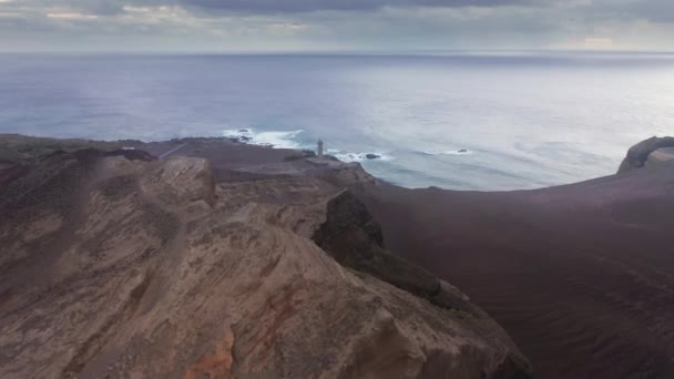 Desportista que olha paisagem vulcânica da Ilha do Faial, Açores, Portugal, Europa — Vídeo de Stock