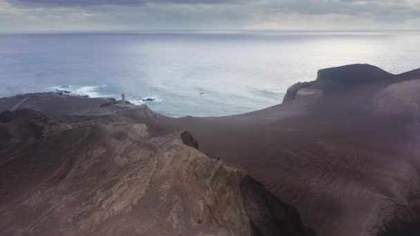 Uma vista espetacular sobre a costa vulcânica — Vídeo de Stock