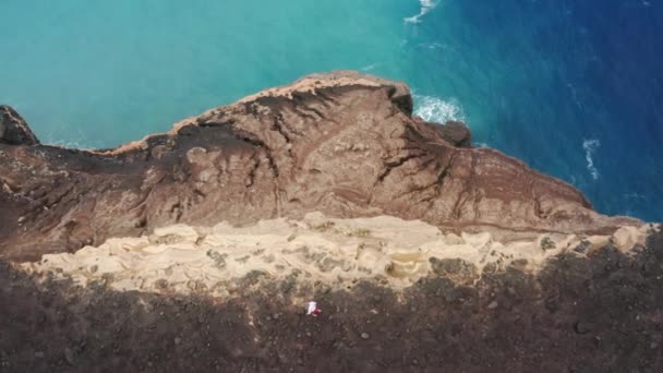 Turista kráčí po vulkanické půdě — Stock video