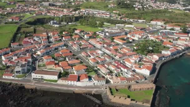 Horta, Faial Island, Azoren. Panoramisch uitzicht vanuit de lucht op de prachtige badplaats — Stockvideo