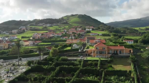 Horta şehrindeki villalar Faial Adası, Azores 'in yeşil tepelerinde yer alır. — Stok video