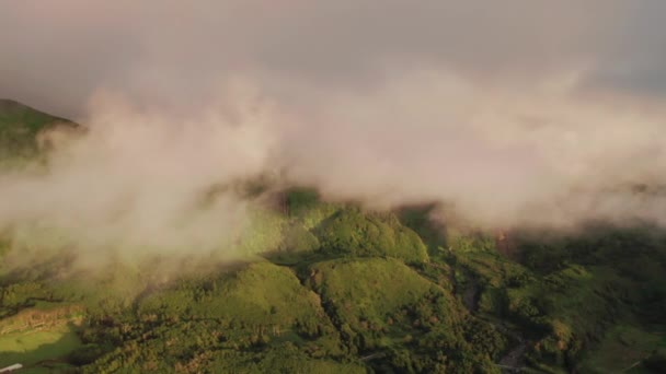 Majestosas falésias exuberantes com cachoeiras sonhadoras. — Vídeo de Stock