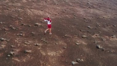 Kristal berrak sularla yıkanmış muhteşem volkanik kıyı manzarası.