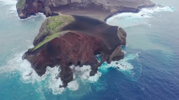 Vista aérea de penhascos íngremes lavados com águas azuis do oceano — Vídeo de Stock