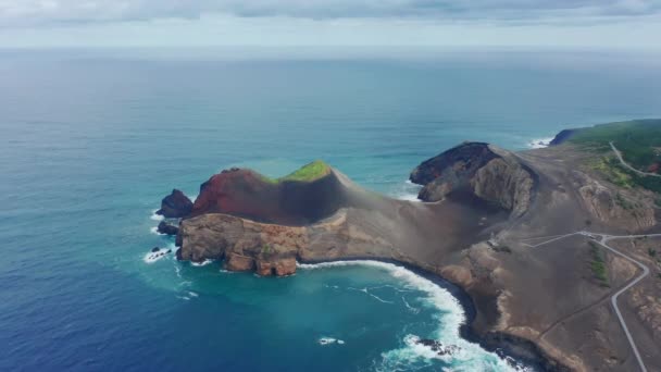 용암이 흘러내리는 아름다운 섬을 공중에서 내려다본 모습 — 비디오