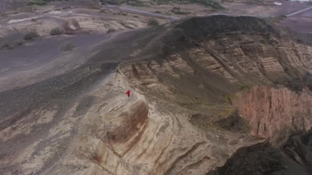 Man standing on cliff of Capelinhos Volcano, Faial Island, Açores, Portugal — Vídeo de Stock