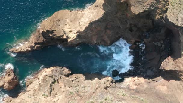 아 조레스 , 피이 리섬 , 구아이아 산의 벼랑에 부딪치고 있는 거대 한바다 물결 — 비디오