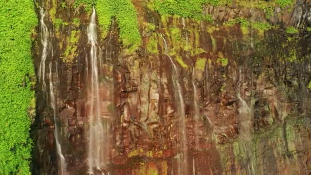 아름다운 절벽 위로 떨어지는 물 — 비디오