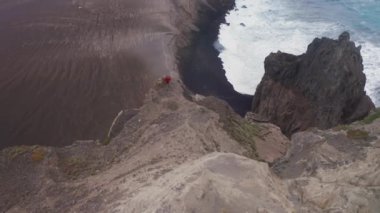 Mavi okyanus sularıyla yıkanmış muhteşem doğal bir bakış açısı.