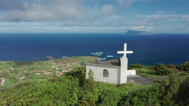 Vista aérea da encantadora igreja branca na colina do arquipélago remoto. — Vídeo de Stock