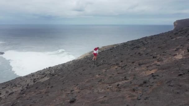 Filmagem aérea de um turista subindo para o vulcão — Vídeo de Stock