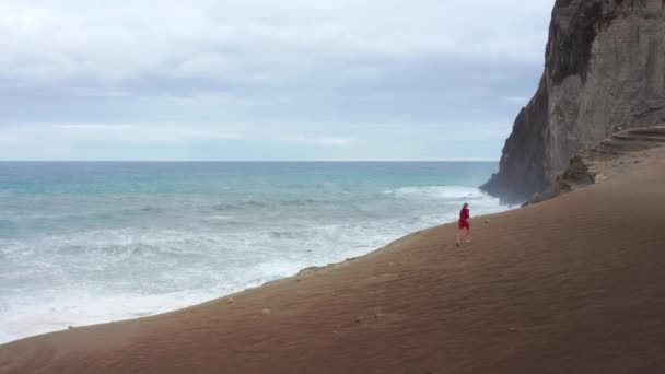 Muž běžící na pobřeží Atlantického oceánu na Faial Islandu, Azory, Portugalsko — Stock video