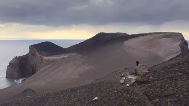 Muž běžící na skalnaté hoře u sopky Capelinhos, Faial Island, Azory — Stock video