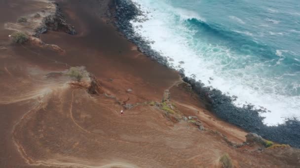 Luftaufnahme der Vulkanlandschaft mit unterirdischem Gebäude — Stockvideo