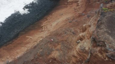 Turist, Faial Natural Park 'ın önemli simgelerini araştırıyor.